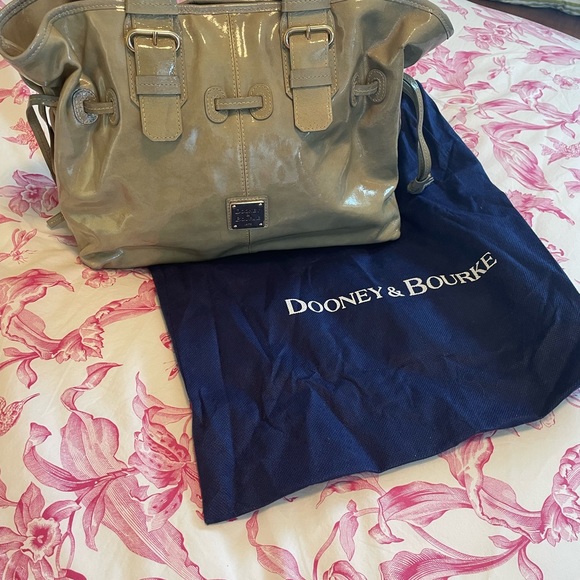 🌼 Summer Bag Blowout! 🌼 Rare Dooney & Bourke patent Leather Draw String Satchel - Picture 14 of 16
